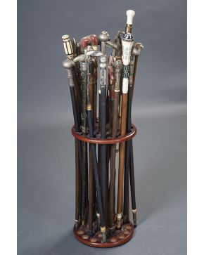 1175-Lote de 30 bastones de estética y tema tribal con empuñaduras en varios materiales: hueso. metal. esmalte. decoración de cabujones. madreperla etc... 