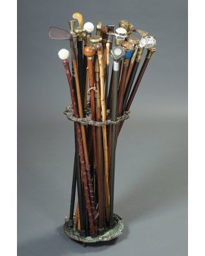 1190-Lote de 30 bastones: cinco con empuñaduras de monedas. otras con motivos de golf. brújula... en diferentes materiales y decoraciones: metal. bronce. m