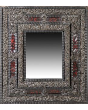 772-Espejo con marco holandés en madera rizada y ebonizada. carey y latón. s. XVII.