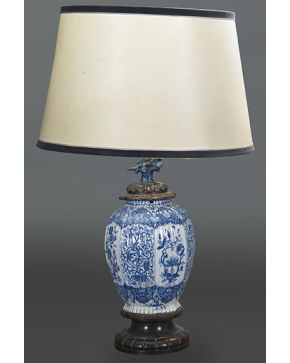 507-Jarrón en porcelana oriental blanca y azul adaptado a lámpara.