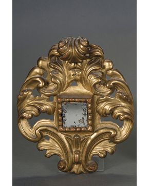 813-Pequeño espejo con marco de hojas en madera tallada y dorada. s. XVIII.