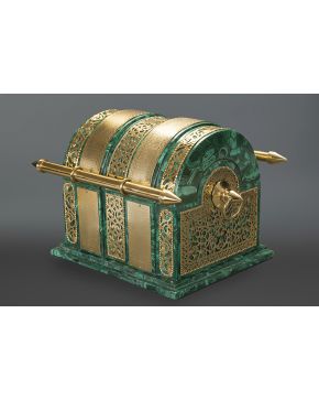 647-Exuberante arca en malaquita con detalles en bronce dorado. cincelado y calado. 