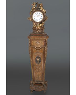 718-Gran reloj francés de antesala. estilo Luis XV. Francia. Época Napoleón III. Circa 1855. Fantástica caja de madera de amaranto y palo rosa. en forma t