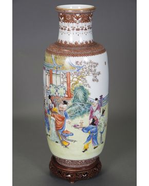 554-Jarrón en porcelana china familia rosa representando ceremomia con sabio en jardín oriental. dinastía Qing. finales s. XIX. Marcas apócrifas en la b