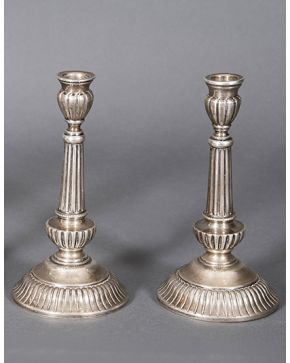899-Pareja de candeleros en plata española punzonada.