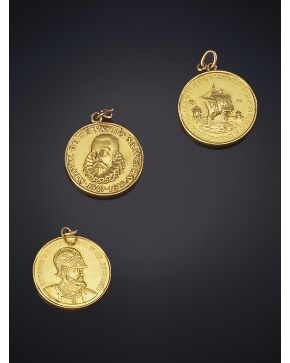 1065-TRES MONEDAS COLGANTES: MIGUEL DE CERVANTES SAAVEDRA 1547 - 1616 ; Y DOS  MONEDAS ROMANAS. En oro amarillo de 18k.