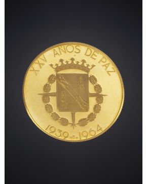 1071-MONEDA XXV AÑOS DE PAZ 1939-64 EN ORO AMARILLO DE 18K