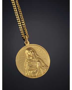 125-MEDALLA DE LA VIRGEN MARÍA y cadena laminado en oro amarillo. 