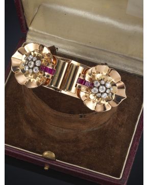 513-ELEGANTE BRAZALETE-BROCHE CHEVALIER CON RUBÍES Y BRILLANTES. Sobre una montura de oro rosa de 18k. Pieza en su estuche de la joyería Marzo de París. 