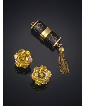 67-LOTE DE DOS PIEZAS: reloj colgante y pendientes rosetón de piedras amarillas.