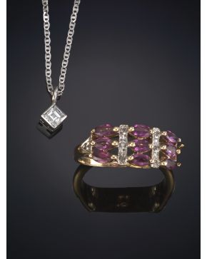 86-CONJUNTO DE SORTIJA DECORADA POR TURMALINAS SEPARADAS POR BRILLANTES en oro rosa de 18k y colgante con un pequeño diamante talla esmeralda de 0.10ct. 