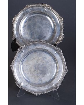 980-Lote de dos platos en plata punzonada. uno de ellos en plata francesa ley 950. del siglo XIX. El otro hecho por encargo. a juego. con marcas de López.