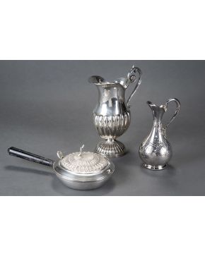 974-Lote en plata española punzonada formado por: jarra para agua con decoración de gallones y otra para vino con decoración cincelada de hojas de parra y