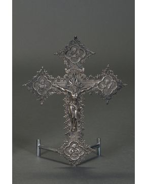 848-Cristo en plata de estilo neogótico con representación de los evangelistas.