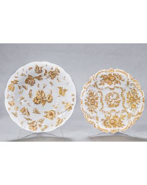 738-Lote de dos platos en porcelana de Meissen. Con rosas y campanillas relevadas y doradas.