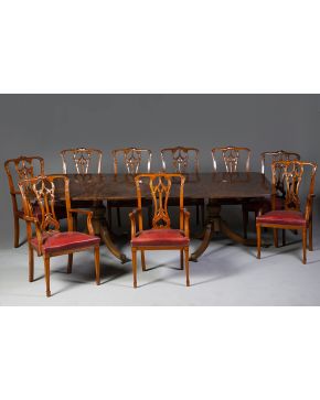 786-Juego formado por: gran mesa de comedor con tablero extensible en madera tallada y pies de jarrón sobre cuatro patitas rematadas en rueda y 14 butacas