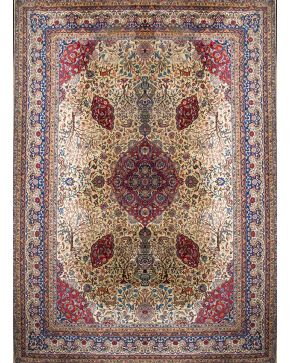 454-Gran alfombra persa en lana con profusa decoración vegetal sobre campo beige y cenefa en azul marino con aves.