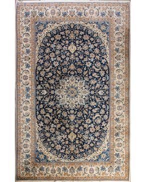 413-Alfombra persa en lana con decoración vegetal y floral sobre campo beige. Colores complementarios: marrón y azul.