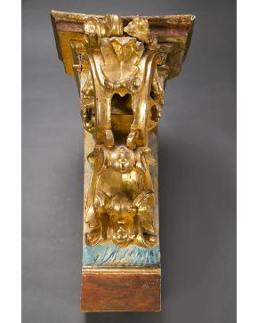 849-Fragmento de retablo en forma de ménsula en madera tallada. dorada y policromada. España. C. 1700. 