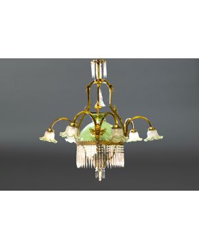 681-Lámpara de techo en bronce dorado y opalina verde con tulipas en cristal. Con cuentas. prisma y campanilla colgantes. Quinqué central y seis luces. De