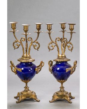 833-Pareja de candelabros de tres luces con fuste en azul cobalto y monturas en metal dorado.