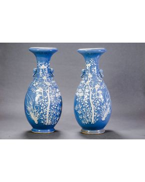 430-Pareja de jarrones en porcelana oriental. c. 1900. 