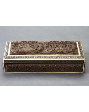 382-Caja escritorio india. En madera de sándalo con profusa decoración de talla a base de motivos florales y vegetales. Friso en taracea de hueso.