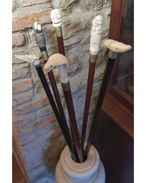 875-Colección de seis bastones en diversas maderas con manos en marfil y hueso. s. XIX-XX.
