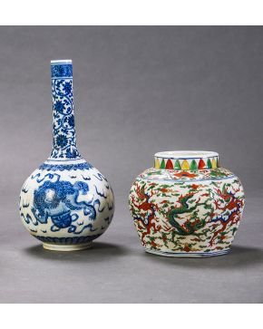424-Lote de dos jarroncitos en porcelana china. ff. s. XIX.