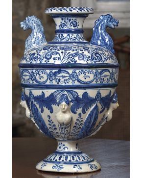 894-Lote formado por jarrón y jarro con tapa en cerámica de Talavera y Ruiz de Luna. Con marcas.