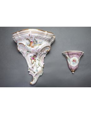 708-Lote en porcelena formado por: ménsula en porcelana de Meissen con figura de amorcillo en alto relieve y escena galante pintada.. s. XIX-XX;y pequeño 