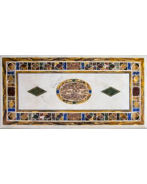 606-Importante tablero de mesa florentino en mármol blanco de Carrara con trabajo de taracea de piedras duras y semipreciosas: pórfido. lapislázuli. ágata