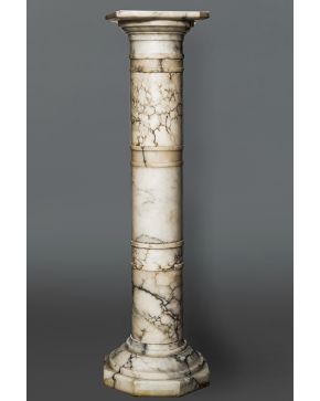 605-Peana en mármol blanco. c. 1900.