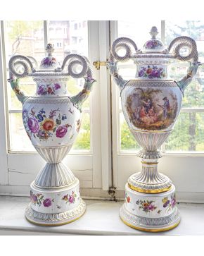 345-Lote de dos jarrones en porcelana de Dresden. pp. s. XX
