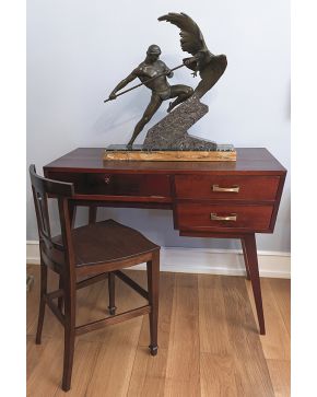 472-Mesa escritorio con silla. años 50.