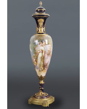 589-Jarrón con tapa en porcelana de Sévres. 2ª mitad s. XIX.