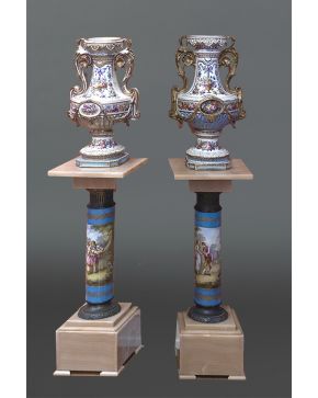 582-Gran par de jarrones sobre pareja de columnas-peana. s. XIX.
