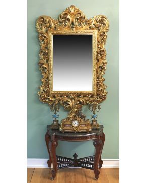 553-Gran espejo con marco neobarroco en madera tallada y dorada con elementos vegetales y copete ondulado. s. XIX.