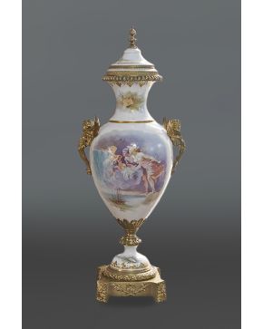 690-Jarrón en porcelana estilo Sevres. c. 1900.
