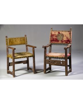 904-Lote de dos sillones fraileros del siglo XVII con tapicería en terciopelo rojo y uno de ellos con escudo heráldico bordado en hilos de oro y plata.
