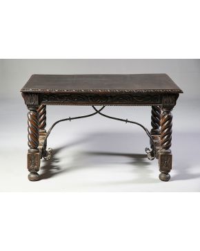 892-Gran mesa en madera de nogal siguiendo modelos del siglo XVII.
