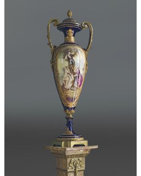 620-Lote formado por: jarrón en porcelana de Sevres en azul cobalto con monturas en bronce dorado. En las reserva escena galante dieciochesca; peana en ón