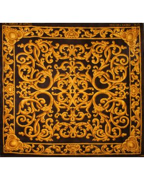 638-Alfombra en lana de nudo español de la Real Fábrica de Tapices. con marcas Stuyck 1922. Decoración de roleos dorados sobre campo marrón.
