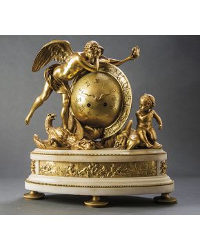 792-Reloj de sobremesa en bronce dorado con base en alabastro. pp. s. XX. 