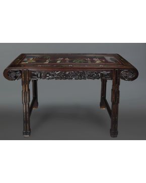 377-Consola china en madera tallada y pintada con faldón calado. Tapa decorada con escenas de cortesanas. 