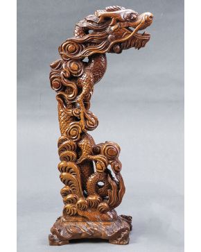 401-Talla china en madera representado un animal fantástico. S. XX.