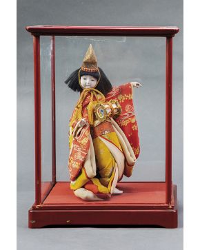 415-Muñeca oriental con cara y manos en porcelana. vestida con kimono en seda. En urna en madera y cristal. 