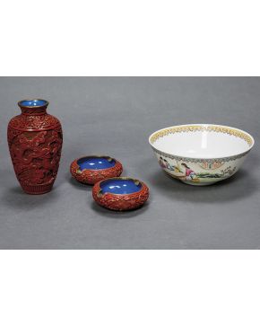 432-Lote oriental formado por: pareja de ceniceros. bol en laca y cuenco en porcelana china esmaltada con escenas de cortesanas y epigrafía. Marcas en la 