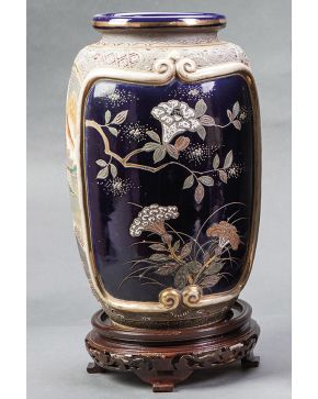 409-Jarrón en cerámica satsuma con decoración esmaltada de aves. S. XX. Sobre peana en madera tallada.