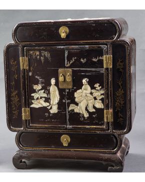 410-Caja joyero china en madera lacada en negro con aplicaciones de nácar y hueso formando escenas en paisajes. Puerta central y cajones superior e inferi